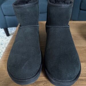 Black short Uggs US 8